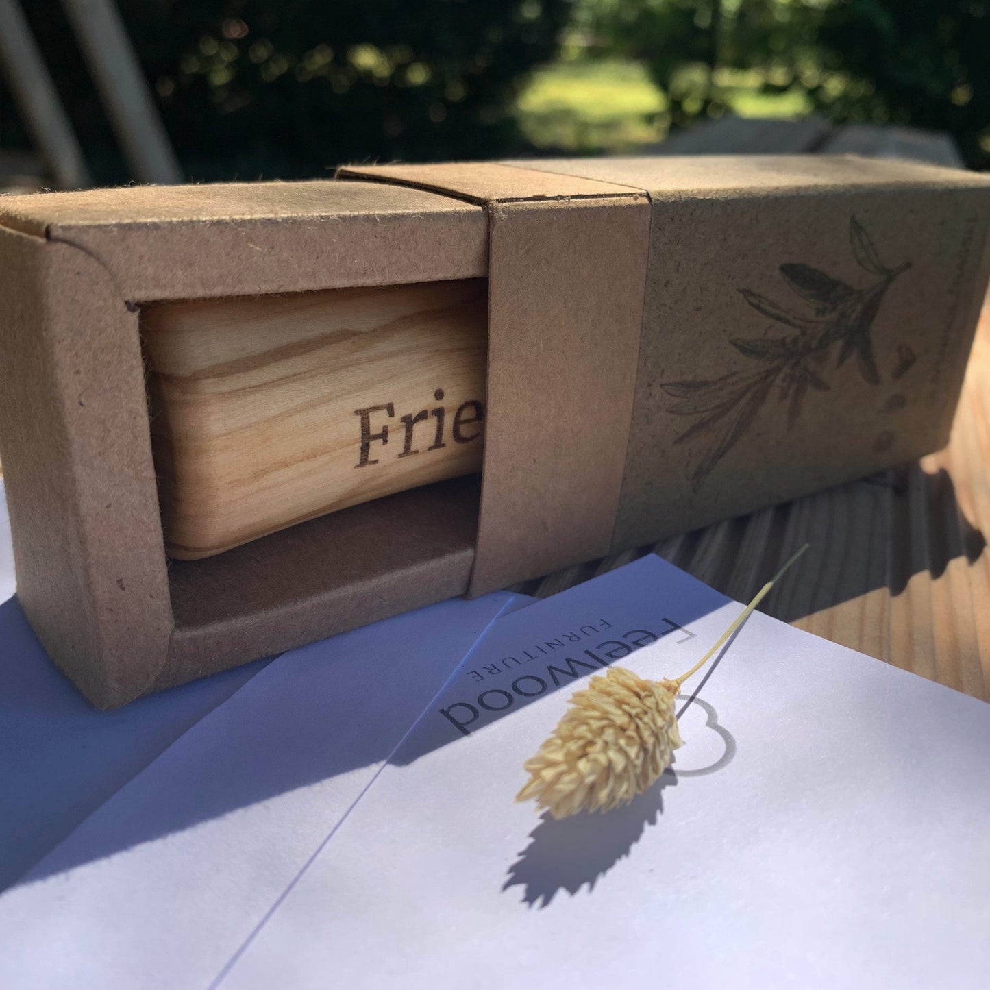 Holzrassel mit Namen personalisiert