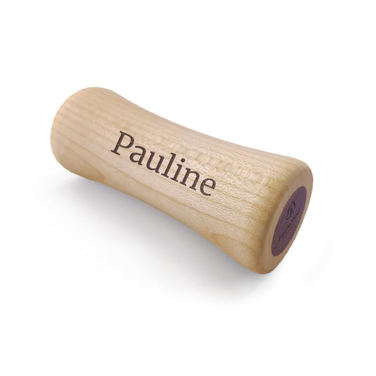 Holzrassel mit Namen personalisiert