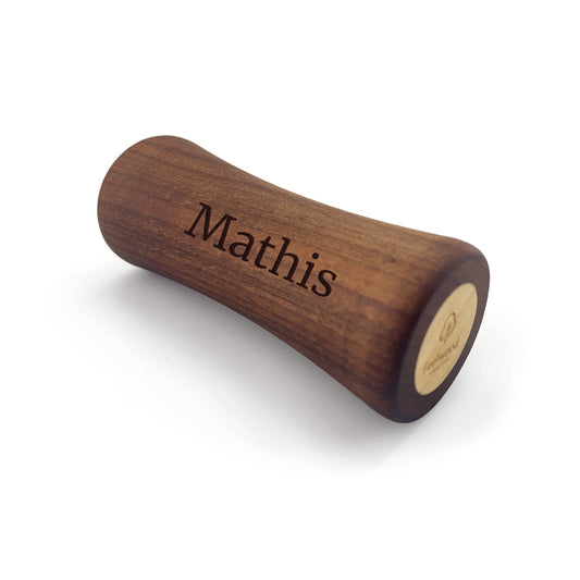 Holzrassel mit Namen personalisiert
