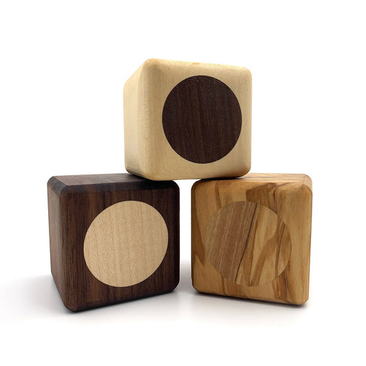 Rasselklötzchen aus 3 Edelhölzern mit Gravuren