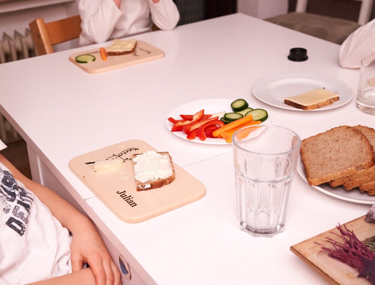 Frühstücksbrettchen mit Name und Gravur - Schneidebrett, Platzset aus Holz für Kinder